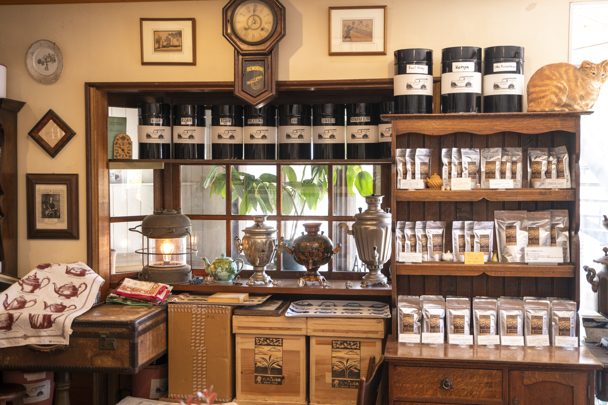 紅茶のコレクションや商品がたくさん。