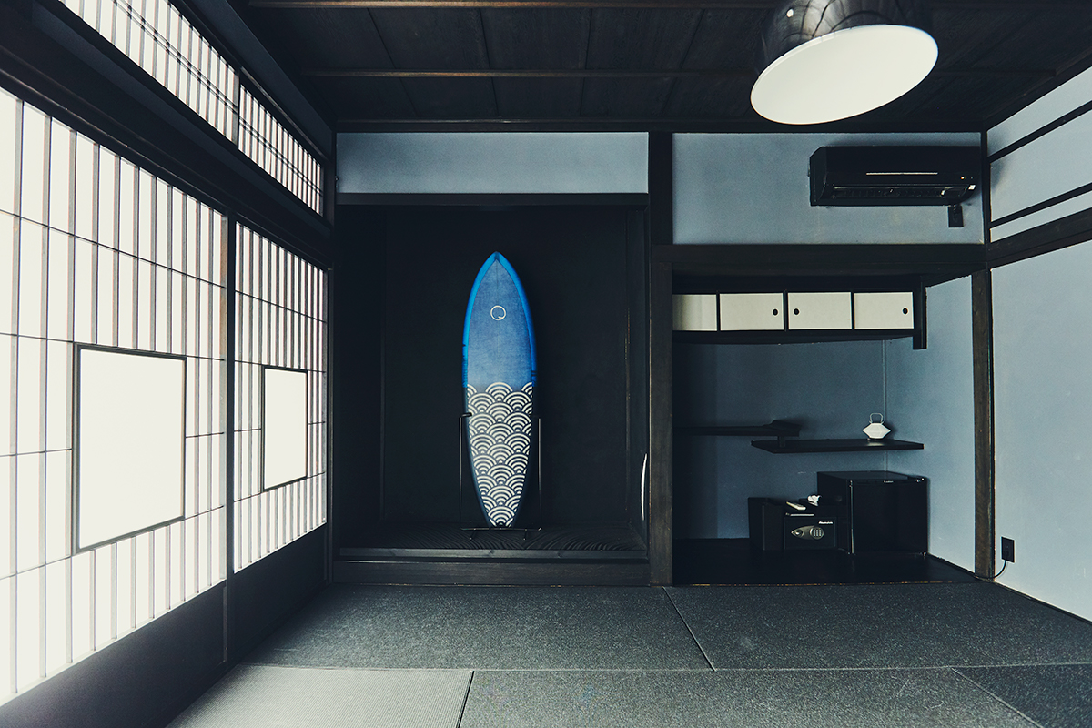 徳島の藍染布を施したサーフボードが床の間に飾られた部屋「VAGUE」。ヴァーグは仏語で波の意味。
