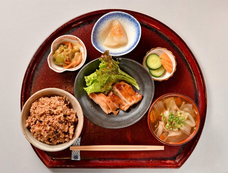 「ハレ箱膳定食」この日の主菜は鶏の照り焼き、副菜は大根のふろふき、自家製ぬか漬けなど。1,100円。主菜なしの「箱膳定食」は850円(各税込)。 s_yuwaeru_0011-768x584