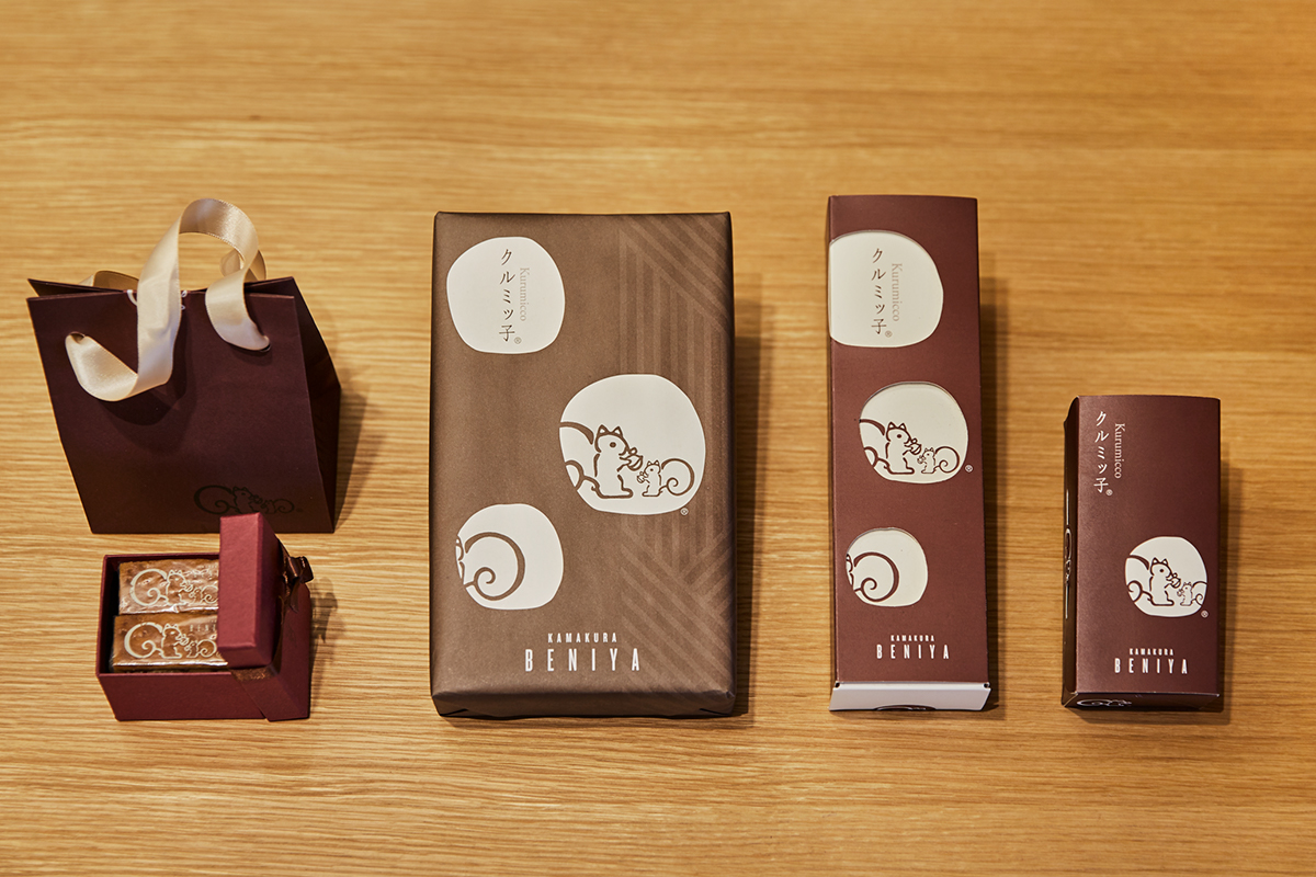 「クルミッ子」は鎌倉土産の鉄板。左から、「プチギフトBOX」（2個入り）562円、16個入り2,333円、8個入り1,166円、5個入り724円（各税込）。ばら売りもある。