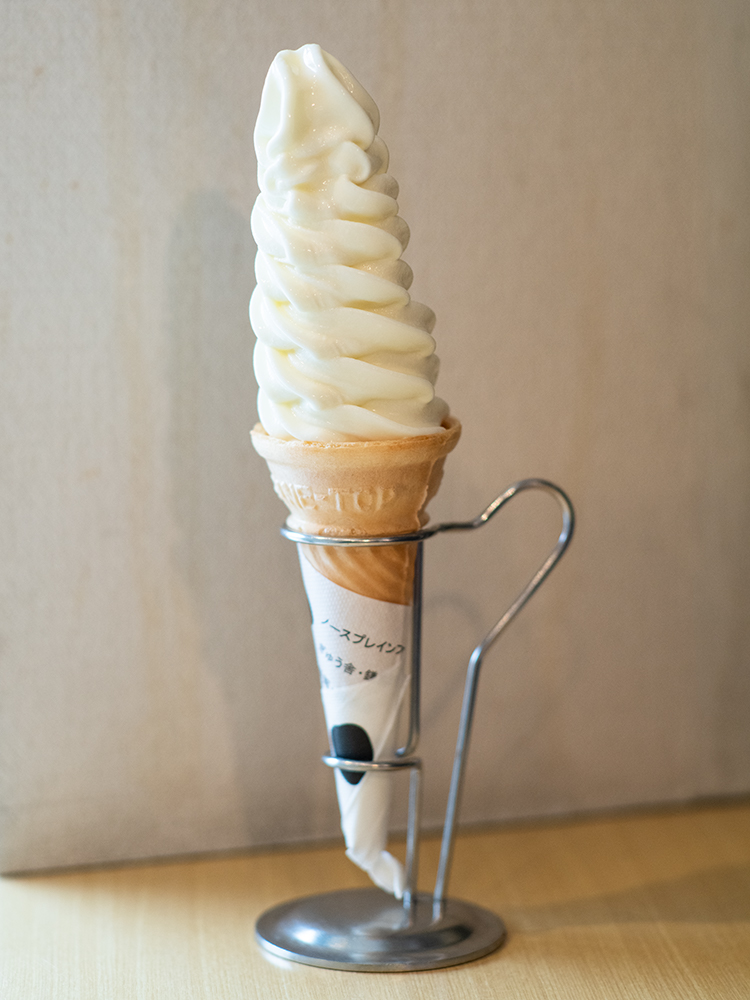 「牛乳ソフトクリーム」350円。アレンジ商品の「お小豆さんソフトクリーム」にかける小豆は店頭で炊き、季節のフルーツソースも無添加の手作り。