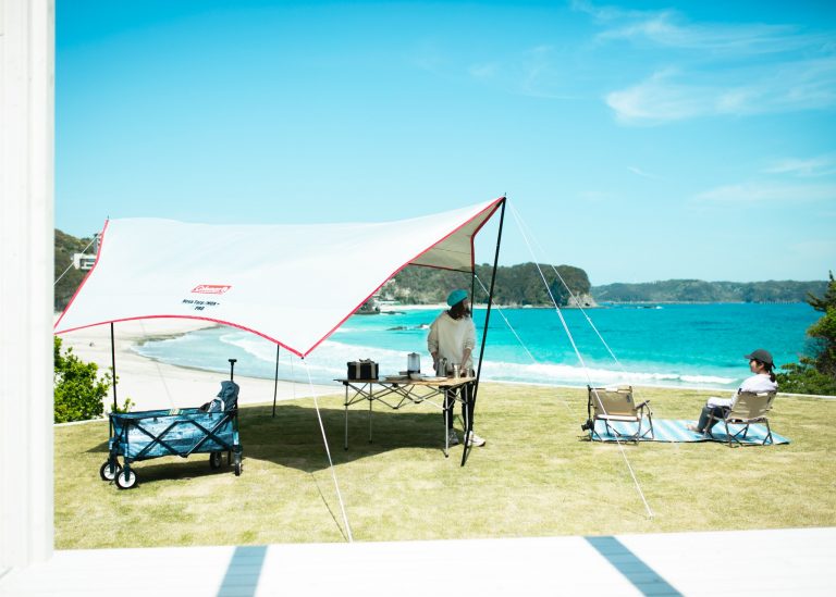 日本屈指の透明度を誇る海を望む庭でゆっくりと過ごすことが最高の贅沢。今回使用したタープや調理グッズ、バッグなどは〈コールマン〉のもの。ビギナーにも使いやすい最新モデルのデジタルカタログもチェック。#白い砂 #コバルトブルーの海 #芝生 #タープ #チルアウト #キャンプ気分