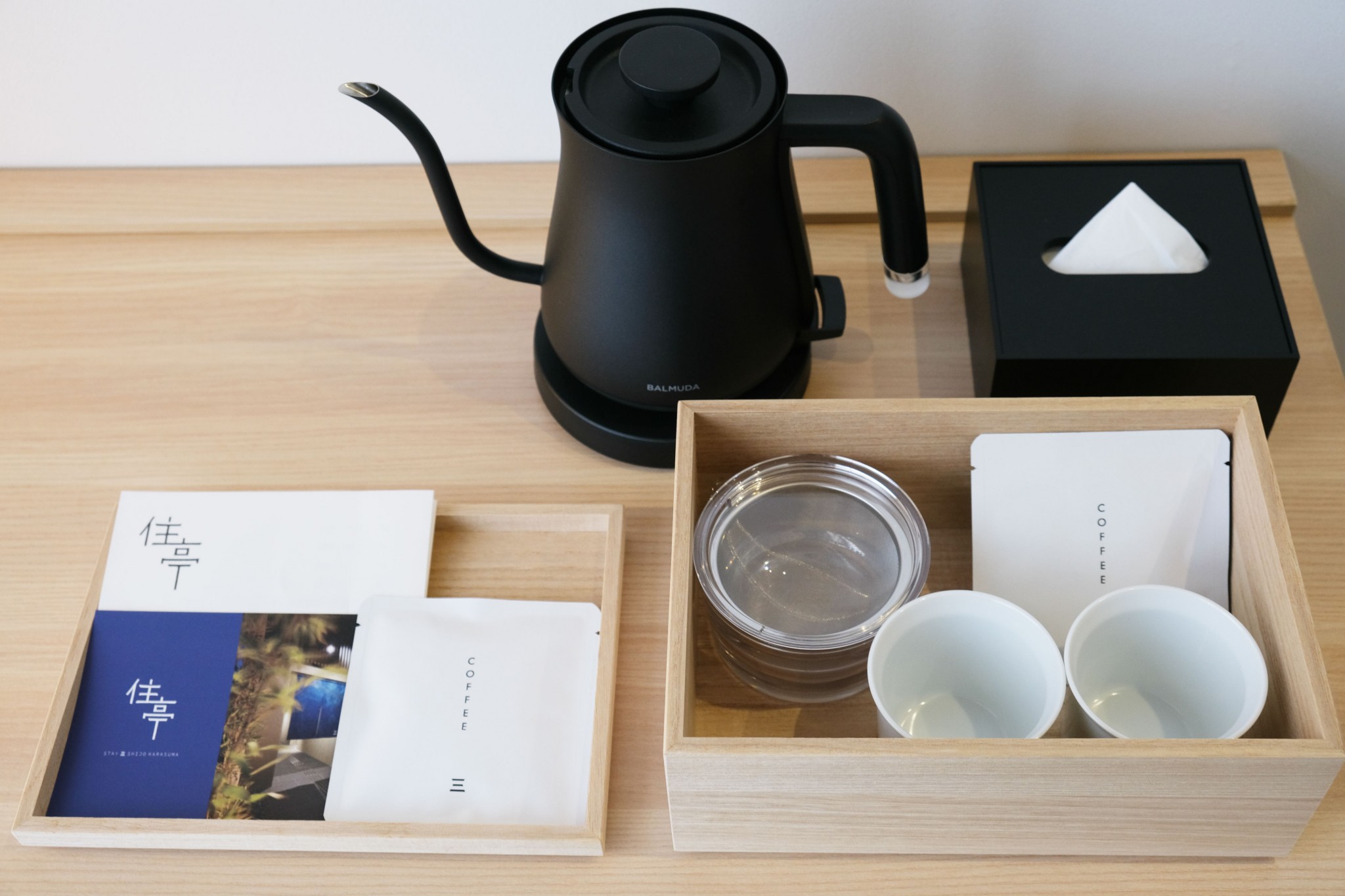 有田焼、桐箱を採用した客室のお茶セット。