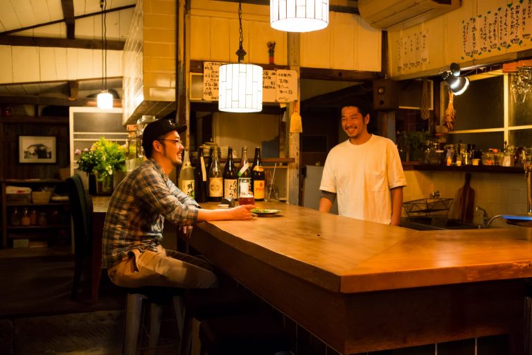 瀬木 暁/夜の部担当のマスター。移動式映画祭や、映像制作など、たくさんの仕事を持つ。鎌倉っ子。 696A2780