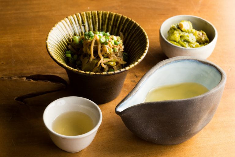 お酒は、逗子の「ヨロッコビール」のドラフト(アンバーエール400円)や、こだわりの酒屋〈掛田商店〉から仕入れる厳選した日本酒を。ときには貴重な熟成酒があることも。アテには、昼のメニューにも登場するヘルシーなお惣菜。「葉わさびの醤油漬け」400円、「明日葉と春菊のひしお和え」450円など。 696A2723