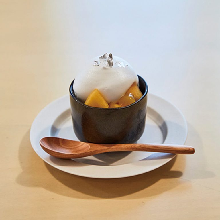 「季節の果実と日本酒のサバラン」450円。川越の銘酒「鏡山」を染みこませた生地に、旬の果実をトッピング。ふんわり泡立てた日本酒のムースを飾って。写真は柿。 s_W5A2268_atari-768x768