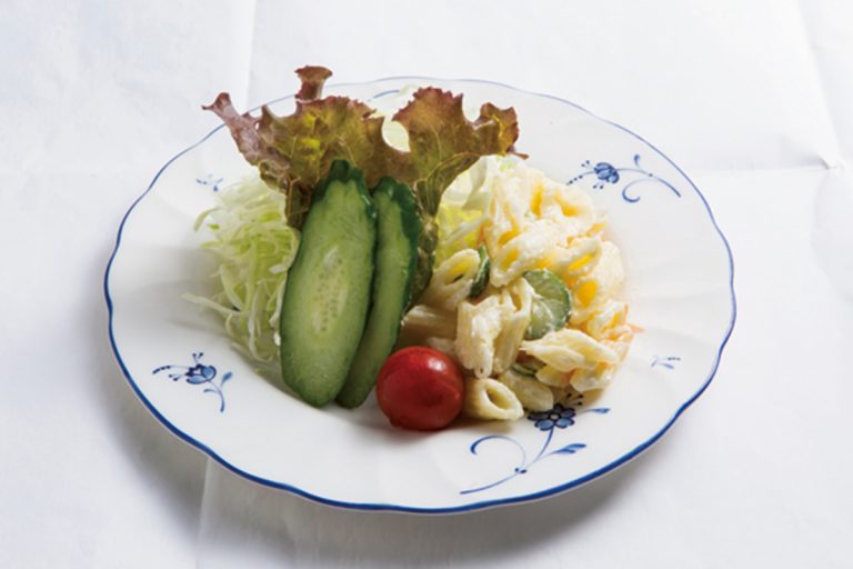 「オムライス」サラダ付き900円。ほのかにビターなデミグラスソースを添えて。 DMA-_93A0099