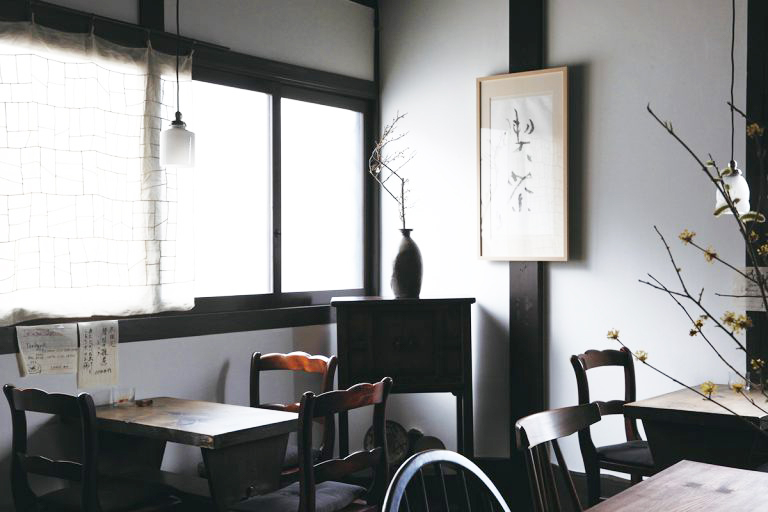 椅子とテーブルは惜しまれながら閉店した東京の茶房〈李白〉から譲り受けたもの。
