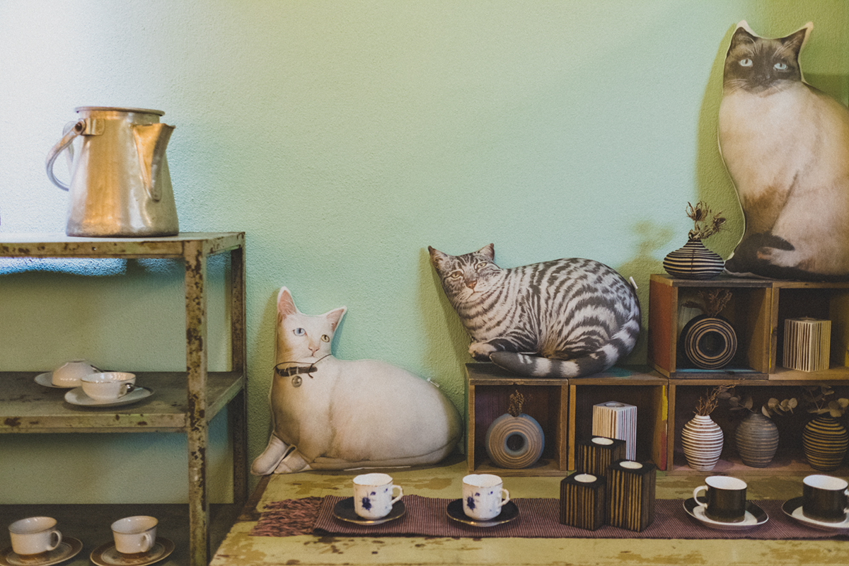 タイの猫クッションや昭和のカップ＆ソーサーも販売。