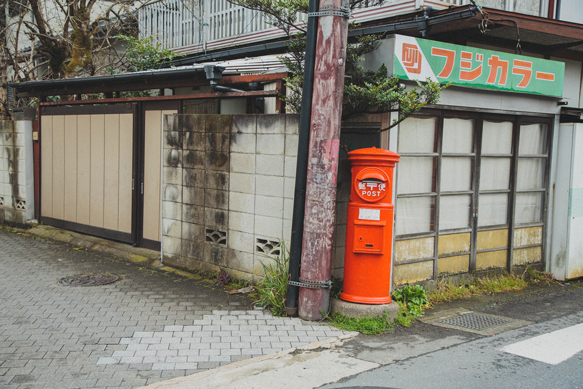 駅前のメインストリートを鎌倉方面へ。踏切手前の赤いポストが見えたら右折。