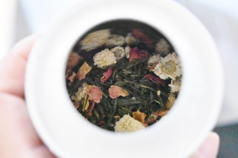 フルーツやカモミール、花などを散りばめた緑茶べースのブレンドティー。 DSC_0024