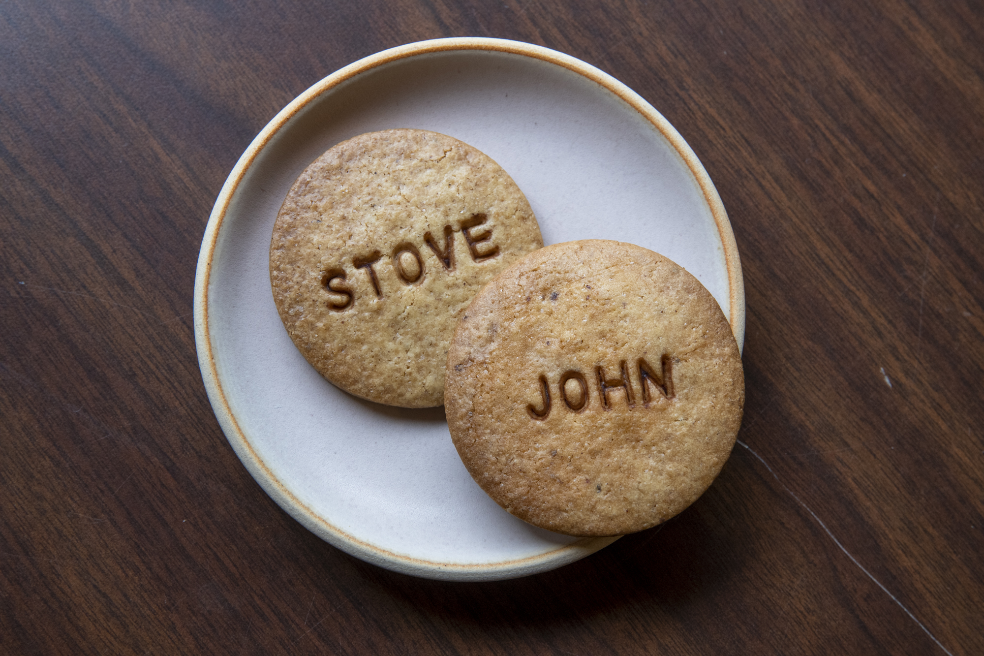 アーモンドのJOHNクッキーとヘーゼルナッツのSTOVEクッキーは2枚セットで300円（各税込）。