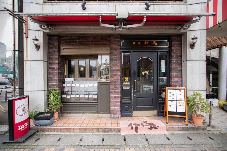 店先では自家焙煎の豆を販売。 ETO04874