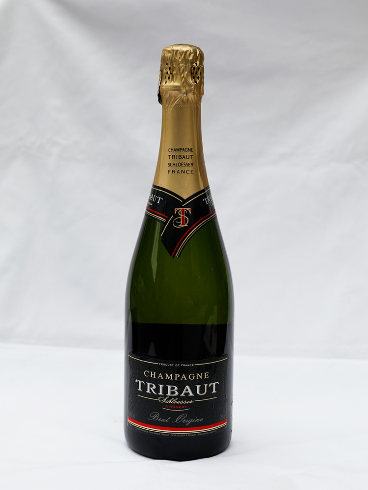「Tribaut Schloesser Brut Origine」ボトル6,000円。生肉の前菜に合わせ1杯目はフルーティなスパークリングワイン。ピノ・ノワールを含んでおり、味わいはしっかり。