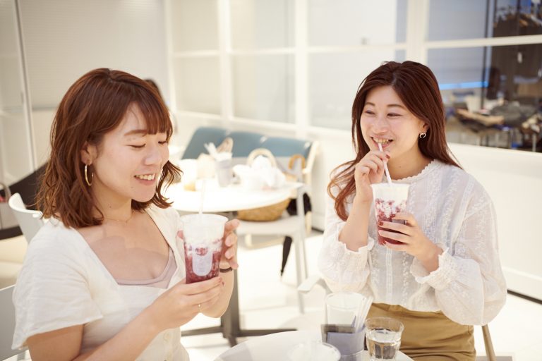 フレッシュなブルーベリーとイチゴをジャスミン緑茶に合わせた「ワイルドベリーチーズティー」は「緑茶の風味が爽やか!」(吉田さん)。 OK2_9614