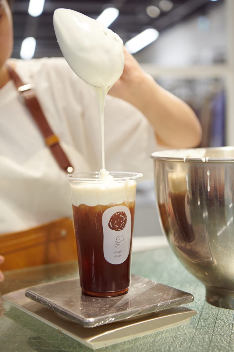 試飲したのは、こちらの「烏龍鉄観音チーズティー」480円をはじめとする、現地でも人気の3品。出来たてのお茶に濃厚なチーズクリームをたっぷり。香りとおいしさにフタをする効果も。 OK2_9436