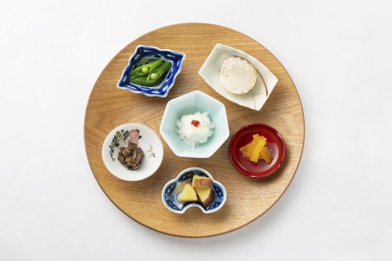 「手製の佃煮」、「焼きサバ寿司」など6品を盛るお通しは、なくなり次第終了。 16_food_nuki_konohana_20190416_0089