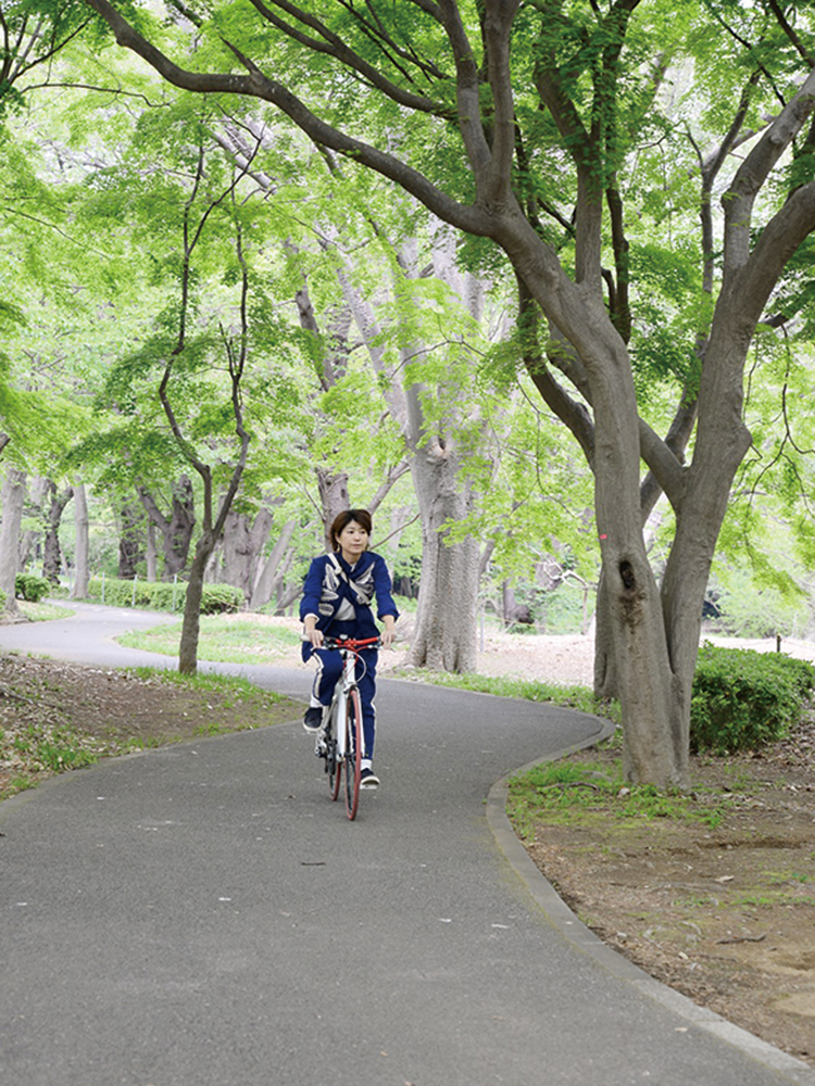 今の時期の代々木公園は新緑が美しく、走るだけで気分爽快。代々木公園駅方面へ向かうと話題のショップも多く並ぶ、街を楽しみながらサイクリングするのに最適なエリアだ。