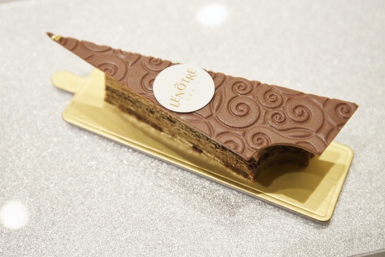 「トゥール・エッフェル・ヴォリュテ」（750円）エッフェル塔をイメージ。キャラメルとチョコレートのケーキ。日本限定。