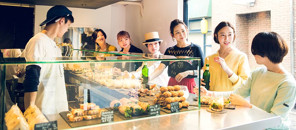 福岡グルメトレンド最前線、大名の進化系立ち飲みスタンド〈岩瀬串店〉へ。