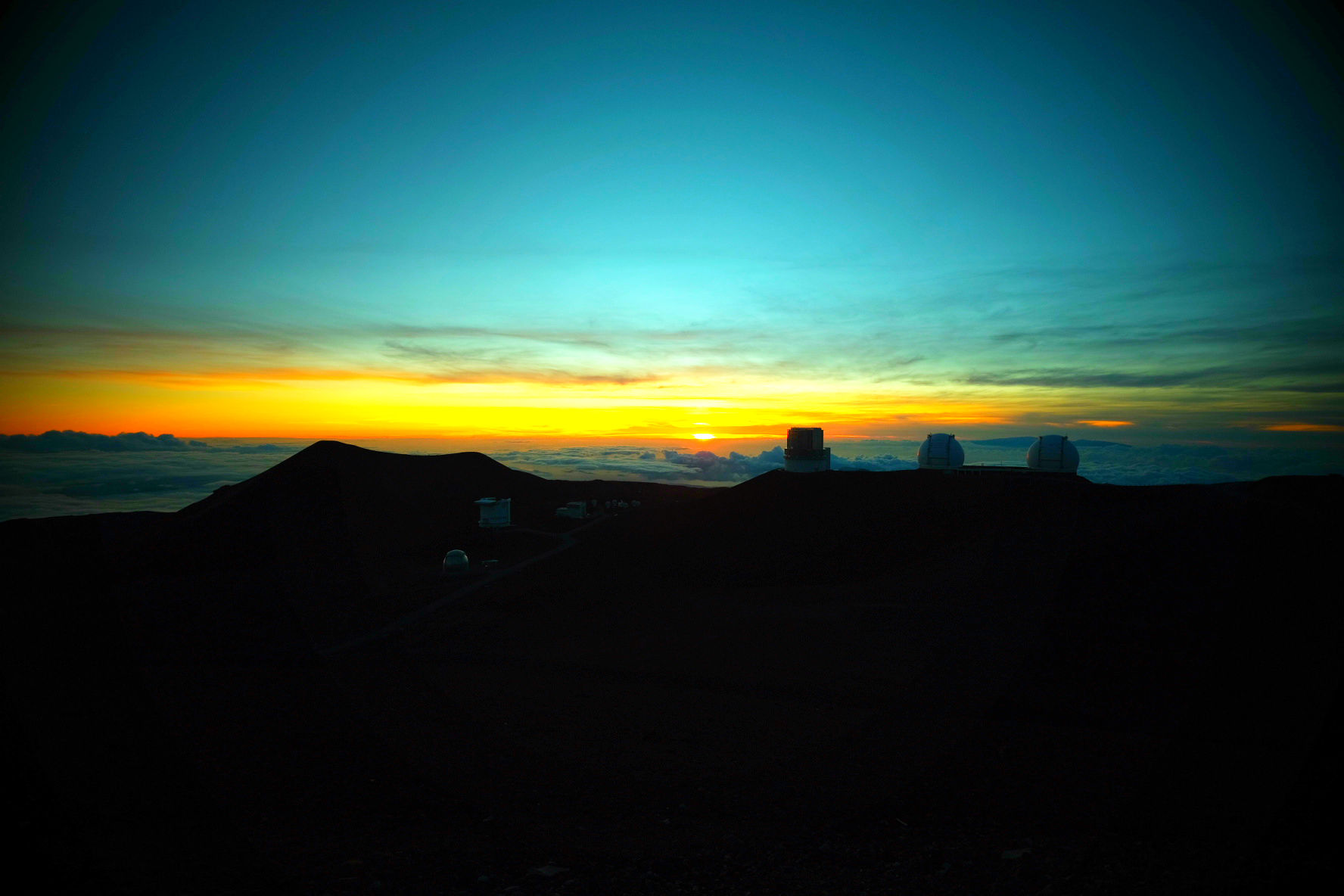 マウナケア山頂から雲海に沈む夕陽を堪能。