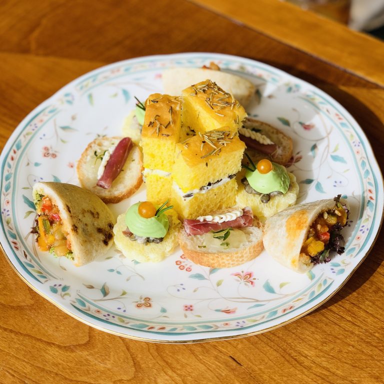 「プロヴァンス風フォカッチャサンド」、「お豆のカナッペ」、「ラタトゥイユのミニピタパン」、「生ハムのカナッペ グレープフルーツの香りを添えて」。 IMG_0110