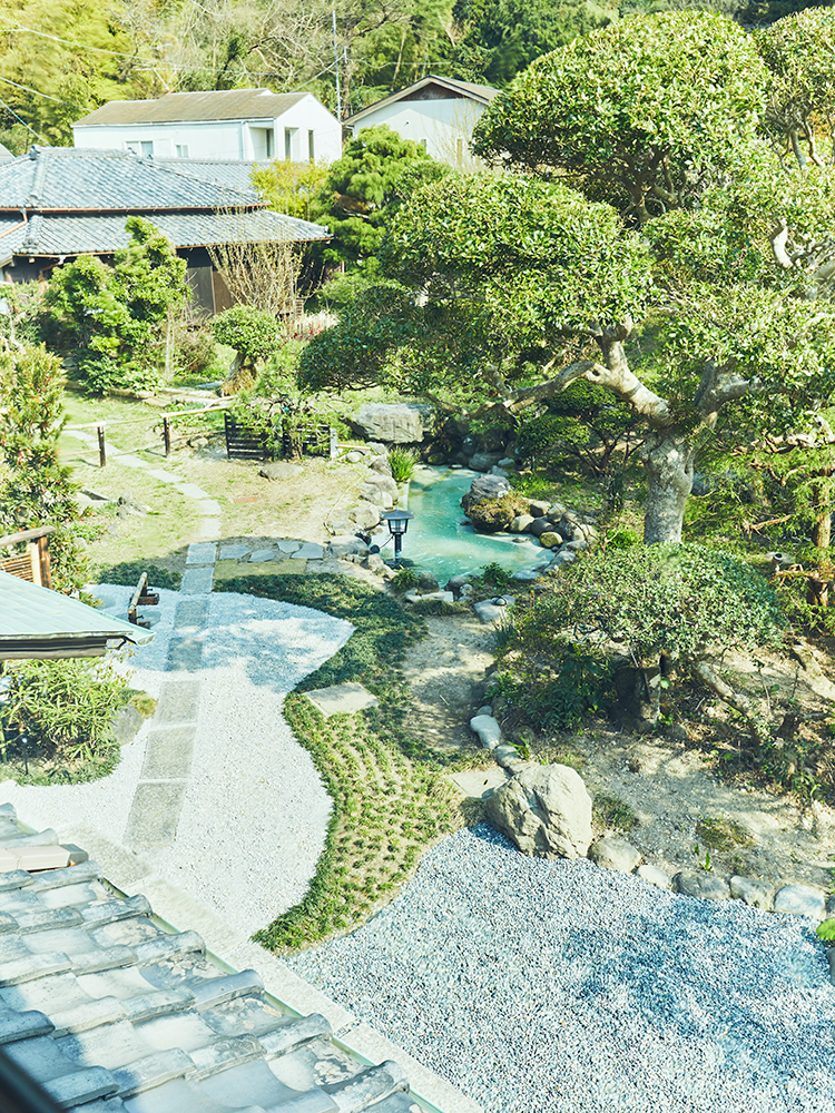 100坪の敷地には日本庭園が広がる。