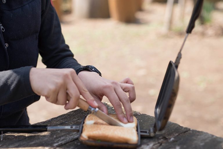 お昼は好きな具材を挟んでホットサンド。折りたたみナイフがあると便利。 DSC_0542_atari