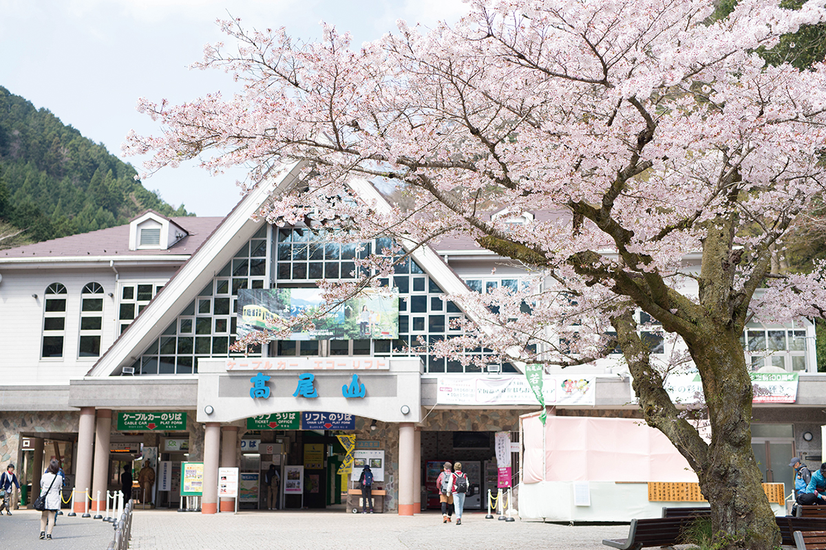 ケーブルカーとリフトが発着する山麓は京王線高尾山口駅から徒歩5分ほど。