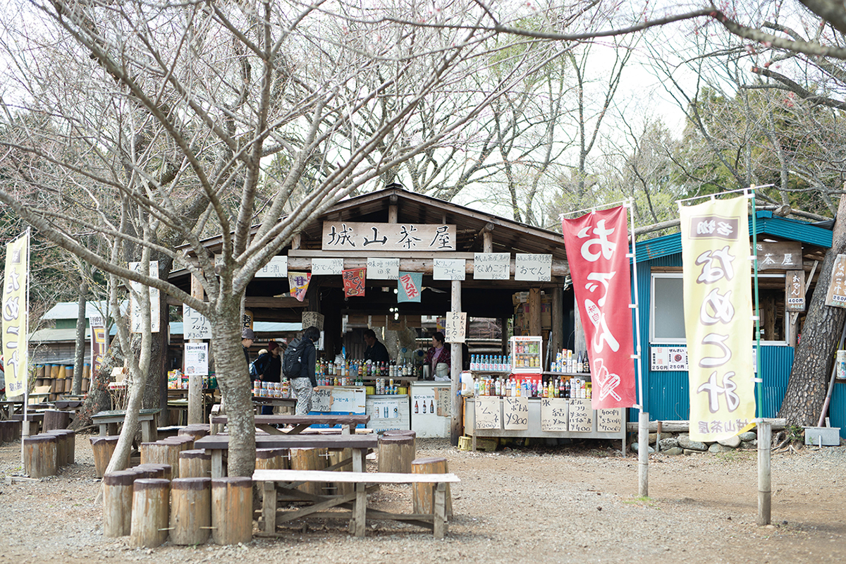 昭和初期から続く〈城山茶屋〉は店構えも味がある。高尾山麓の井戸水を使ったまろやかなドリップコーヒーも外せない。