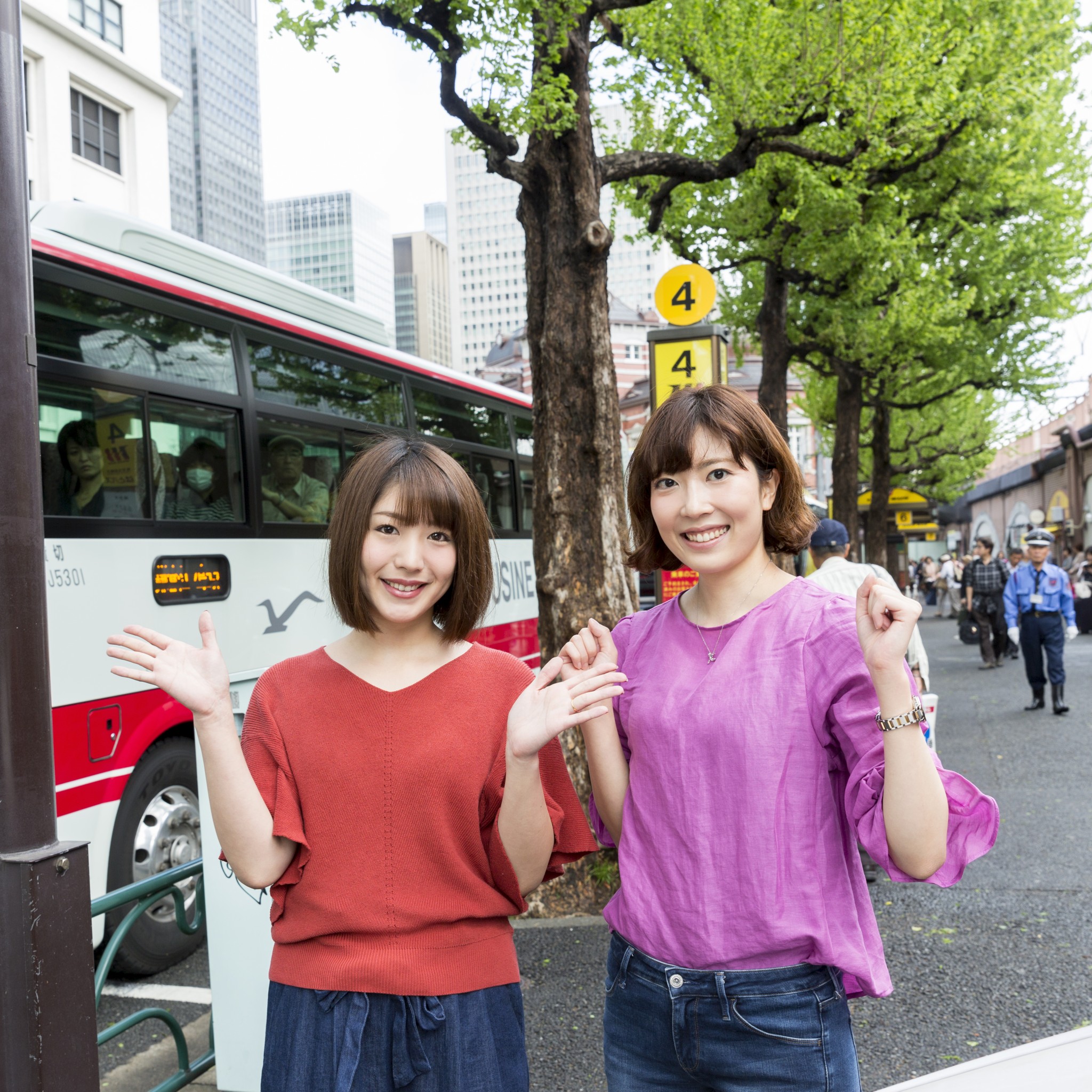ハナコラボの金城和子さんと桑原慶子さんが参加（左から）。ふたりともはとバス初体験だからワクワク。