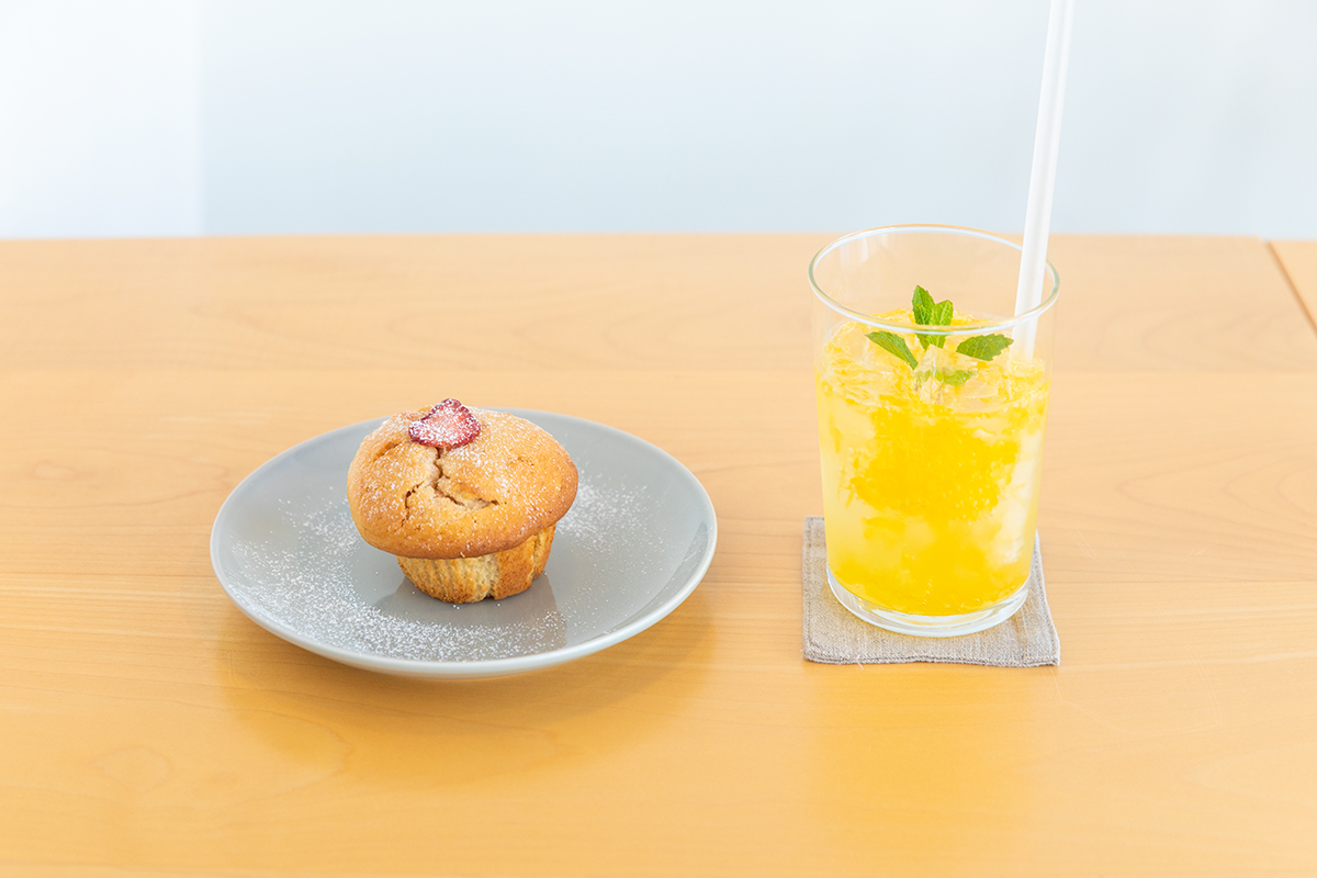 季節によりラインナップが替わる「フルーツのマフィン」（340円～）、うきは産の柑橘を使った「サイダー」（480円）