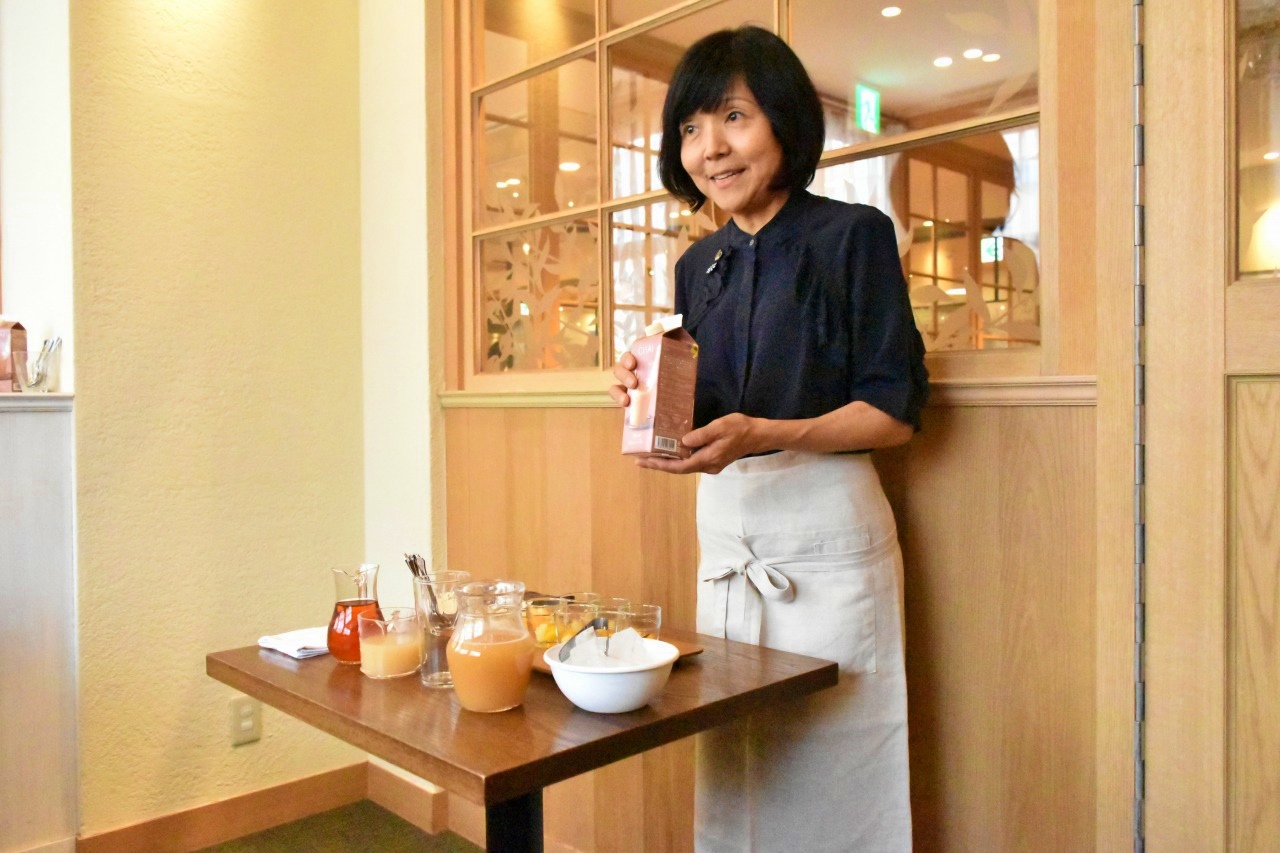ティースペシャリストの平野さんによるレッスンでお茶が格別に美味しくなる。