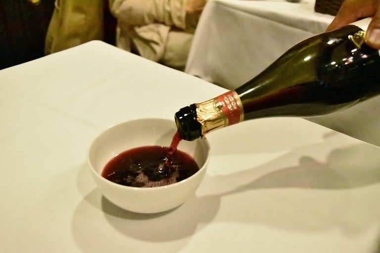 お茶碗にワインを注ぐスタイルの「ランブルスコ」580円。 DSC_0352
