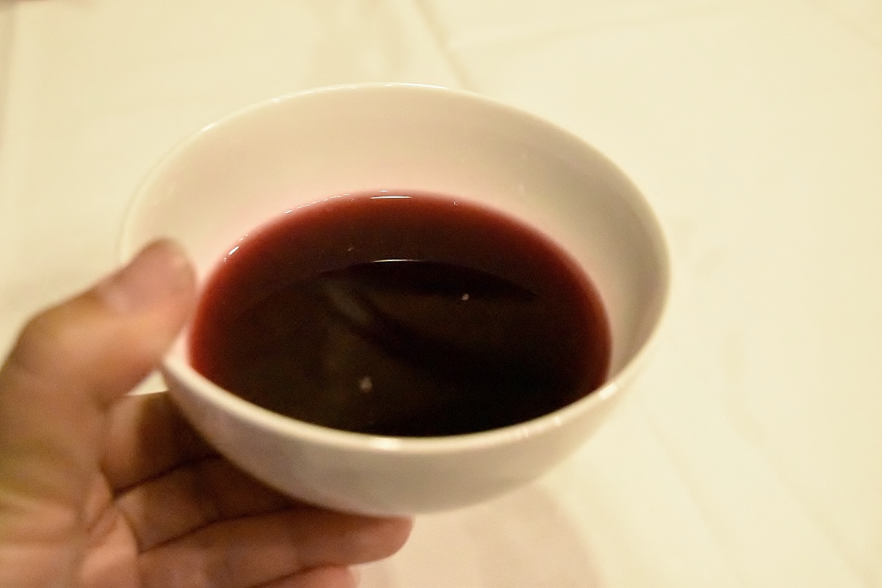 お茶碗でワインを飲むなんてなんだか新鮮。