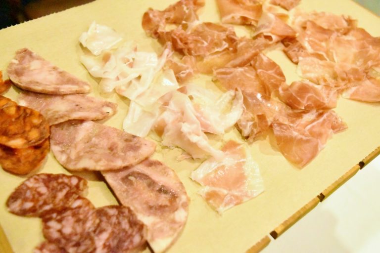 「ランブルスコ」によく合う「削りたて生ハムとソーセージの盛合わせ」1,800円。 DSC_0361