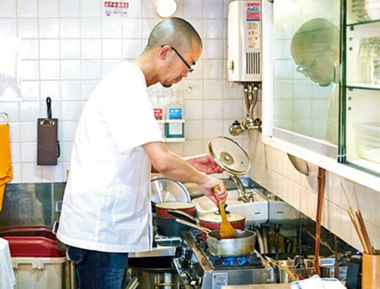 店主の渡邉英之さん。シンプルでゆとりある店内で大好きなカレー作りに没頭。 店主の渡邉英之さん。シンプルでゆとりある店内で大好きなカレー作りに没頭。