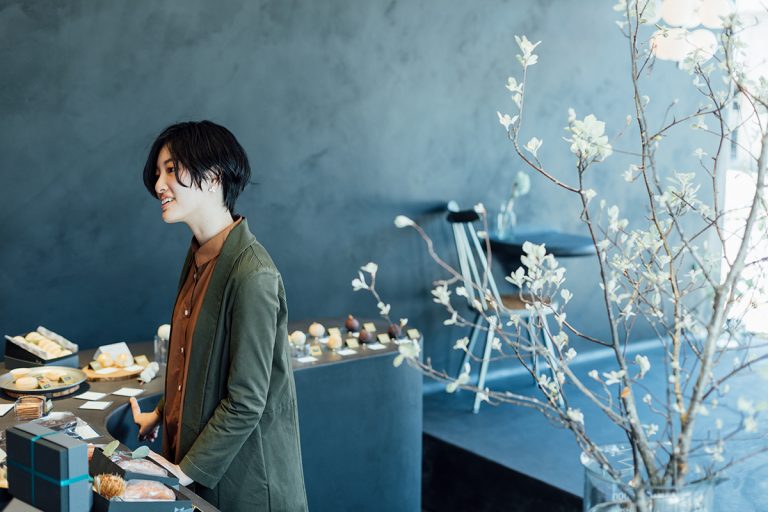 Recommender…〈茅乃舎〉スタッフ・原 かなた/だしをはじめとした調味料を展開する〈茅乃舎(かやのや)〉勤務。WEB担当。「もらってもうれしい、コーヒーやお酒と一緒に楽しみたい和菓子」 _53A3336