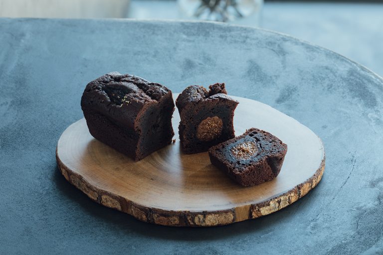 〈はじめ〉でもファンの多かった濃厚ガトーは継続して販売。「無花果とCacaoのガトーショコラ」880円。 _53A3415