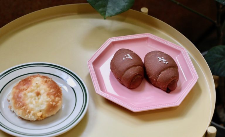 左は日本のパン屋さんにもありそうなカレーパン38元。隣はチョコレートロール35元。