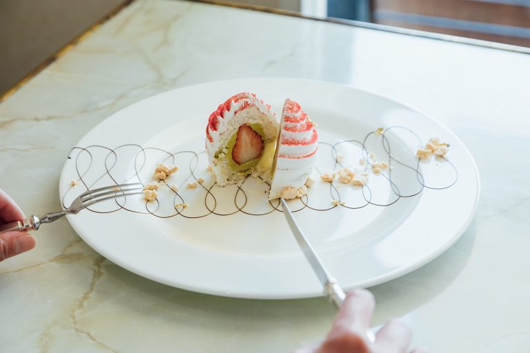 ピスタチオのバタークリームと九州産苺をメレンゲでコーティングした「バガテル」600円。 _53A2856