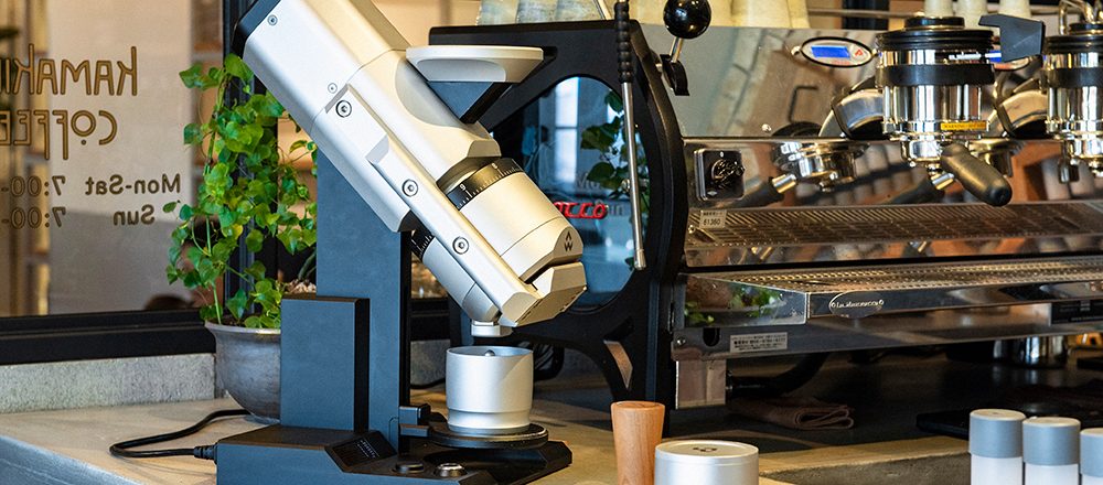 福岡のコーヒーショップ Kamakiri Coffee で 注文殺到の最先端グラインダーで淹れたラテを Food Hanako Tokyo