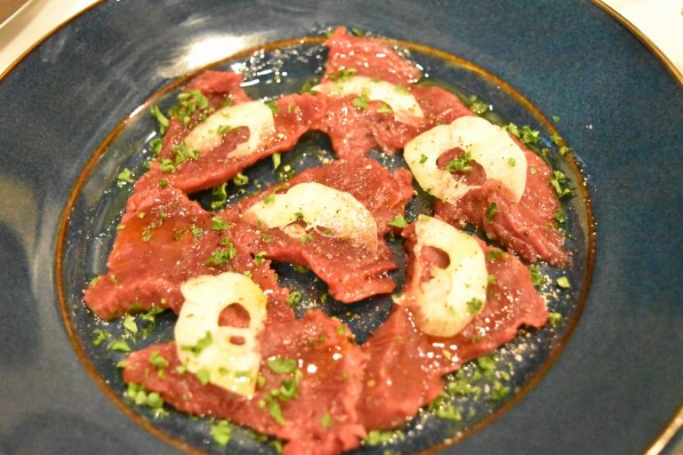 「馬肉と青森産ニンニクのカルパッチョ」(1,200円)は、スタミナが付きそう!! DSC_0404