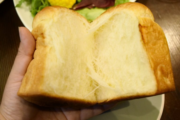 パカッと真ん中で割るとバターと小麦の香りが漂い、思わず顔を埋めたくなる。 DSC_0503