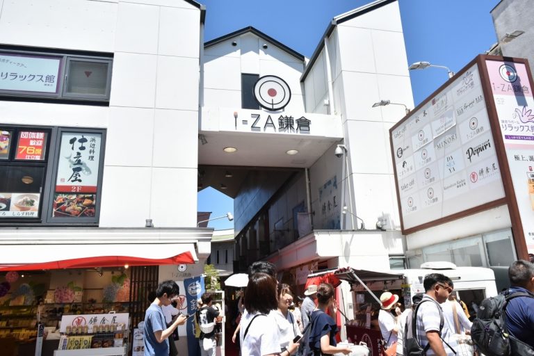 小町通りに入ると、すでに行列ができています。 DSC_0438