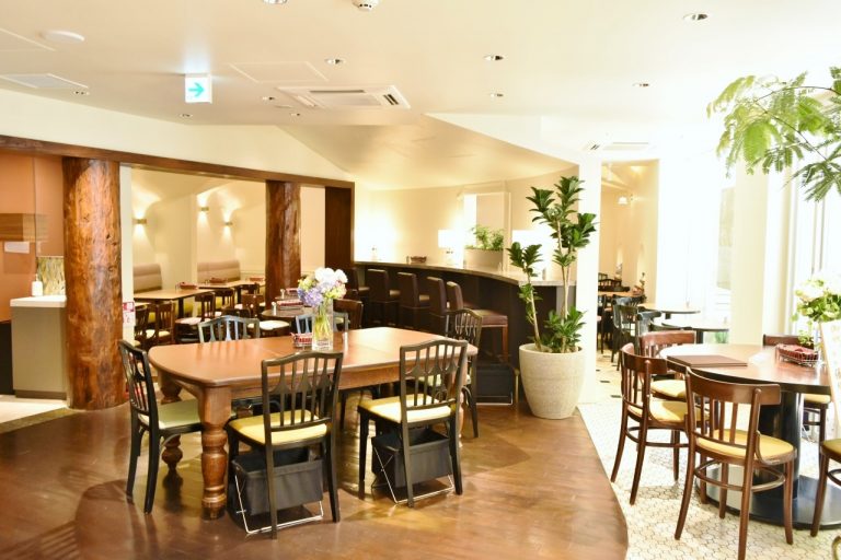 白と茶を基調とした店内は落ち着いた雰囲気。 DSC_0449