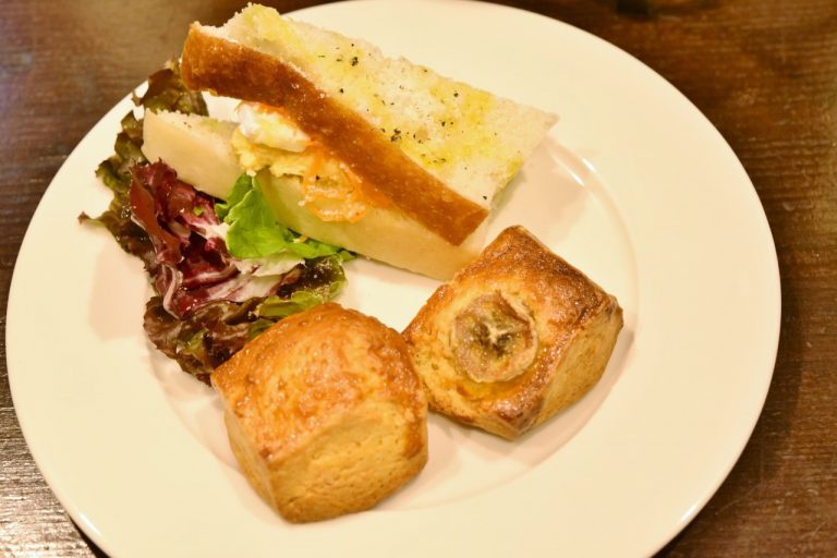 下段はサクサク食感のスコーンと玉子焼きや人参ラペ、チーズを挟んだフォカッチャサンド。 DSC_0471