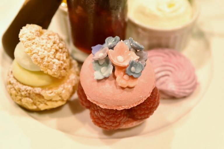 チョコレートで作ったあじさいの花は、雨の雫まで再現されています。 DSC_0476