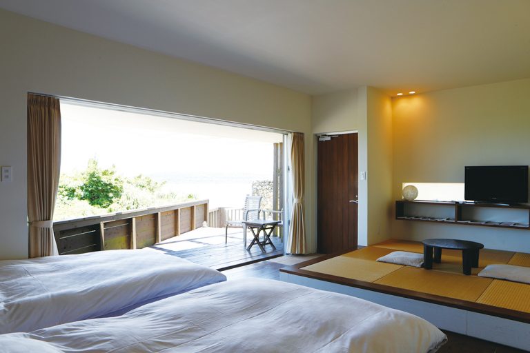 客室は琉球畳を使った和室と和洋室の2タイプ。
