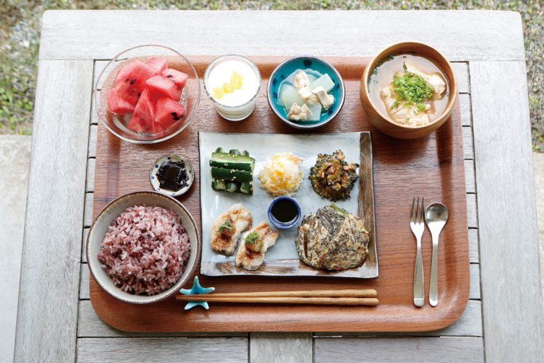 内容は日によって替わるが沖縄の季節の食材がたっぷり。12種前後の料理が並ぶ。朝食は1階のカフェルームで提供（要予約）。